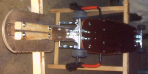 Phase5: L'engin étant trop flexible , j'ai dut ajouter des barres  en acier pour renforcer la structure .